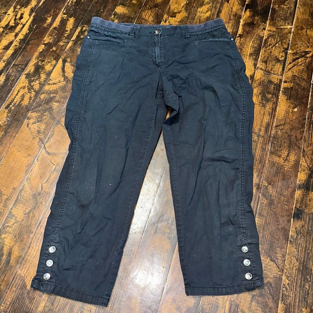 Chico’s black lightweight 1/M cropped button hem cargo pants